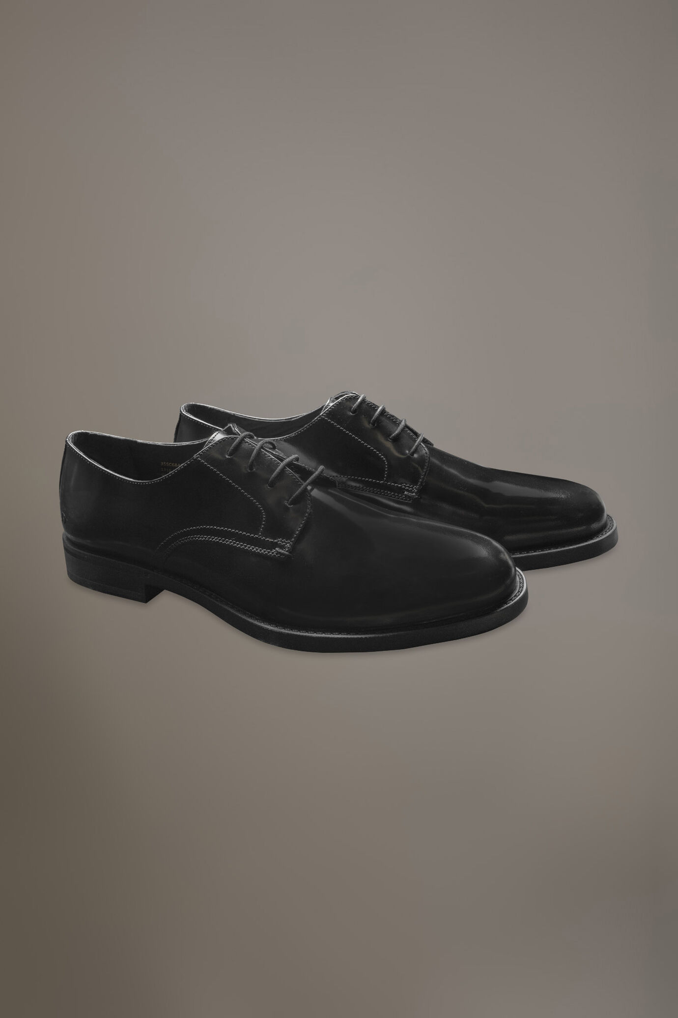 100% brushed leather derby shoe with rubber sole